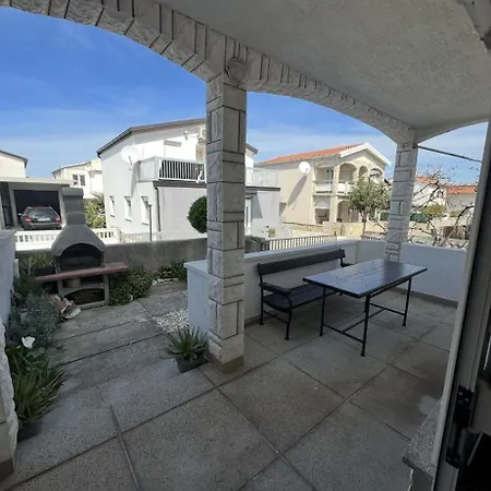 Paulina Apartment Vir